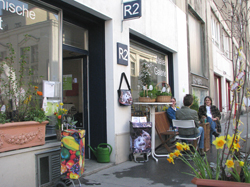 Frühlings - KUNSTHANDWERKSMARKT zu Ostern 2009 Unikate & Kleinserien zum Einkaufen, Kochen, Tafelgeschirr. Schönes für Wohnung, Haus & Garten.KünstlerInnen: Aigner Brigitte Blumen, barz&barz james Einkaufsbutler & Bag, Gellner-Bächer Renate RGB Porzellan, Inge Krenn IKO-ART Stockobjekte, Lenoci Sabine Keramik & Glas, Lustig Regina Recyclingkünstlerin, Blaudruckerei Koó Indigo-Handblaudruck, Prochazka Eva Maria handbemalte Ostereier, Stanonik Jasmin Sheela - Housewife Revolution, Winkler Andrea künstlerische Keramik für Haus u Garten, Wolf Anne silicium tableware.