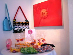 Frühlings - KUNSTHANDWERKSMARKT zu Ostern 2009 Unikate & Kleinserien zum Einkaufen, Kochen, Tafelgeschirr. Schönes für Wohnung, Haus & Garten.KünstlerInnen: Aigner Brigitte Blumen, barz&barz james Einkaufsbutler & Bag, Gellner-Bächer Renate RGB Porzellan, Inge Krenn IKO-ART Stockobjekte, Lenoci Sabine Keramik & Glas, Lustig Regina Recyclingkünstlerin, Blaudruckerei Koó Indigo-Handblaudruck, Prochazka Eva Maria handbemalte Ostereier, Stanonik Jasmin Sheela - Housewife Revolution, Winkler Andrea künstlerische Keramik für Haus u Garten, Wolf Anne silicium tableware.
