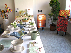 Frühlings - KUNSTHANDWERKSMARKT zu Ostern 2009 Unikate & Kleinserien zum Einkaufen, Kochen, Tafelgeschirr. Schönes für Wohnung, Haus & Garten.KünstlerInnen: Aigner Brigitte Blumen, barz&barz james Einkaufsbutler & Bag, Gellner-Bächer Renate RGB Porzellan, Inge Krenn IKO-ART Stockobjekte, Lenoci Sabine Keramik & Glas, Lustig Regina Recyclingkünstlerin, Blaudruckerei Koó Indigo-Handblaudruck, Prochazka Eva Maria handbemalte Ostereier, Stanonik Jasmin Sheela - Housewife Revolution, Winkler Andrea künstlerische Keramik für Haus u Garten, Wolf Anne silicium tableware.