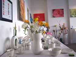 Frühlings - KUNSTHANDWERKSMARKT zu Ostern 2009 Unikate & Kleinserien zum Einkaufen, Kochen, Tafelgeschirr. Schönes für Wohnung, Haus & Garten.KünstlerInnen: Aigner Brigitte Blumen, barz&barz james Einkaufsbutler & Bag, Gellner-Bächer Renate RGB Porzellan, Inge Krenn IKO-ART Stockobjekte, Lenoci Sabine Keramik & Glas, Lustig Regina Recyclingkünstlerin, Blaudruckerei Koó Indigo-Handblaudruck, Prochazka Eva Maria handbemalte Ostereier, Stanonik Jasmin Sheela - Housewife Revolution, Winkler Andrea künstlerische Keramik für Haus u Garten, Wolf Anne silicium tableware.